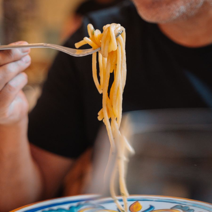 Una forchettata di spaghetti appena serviti