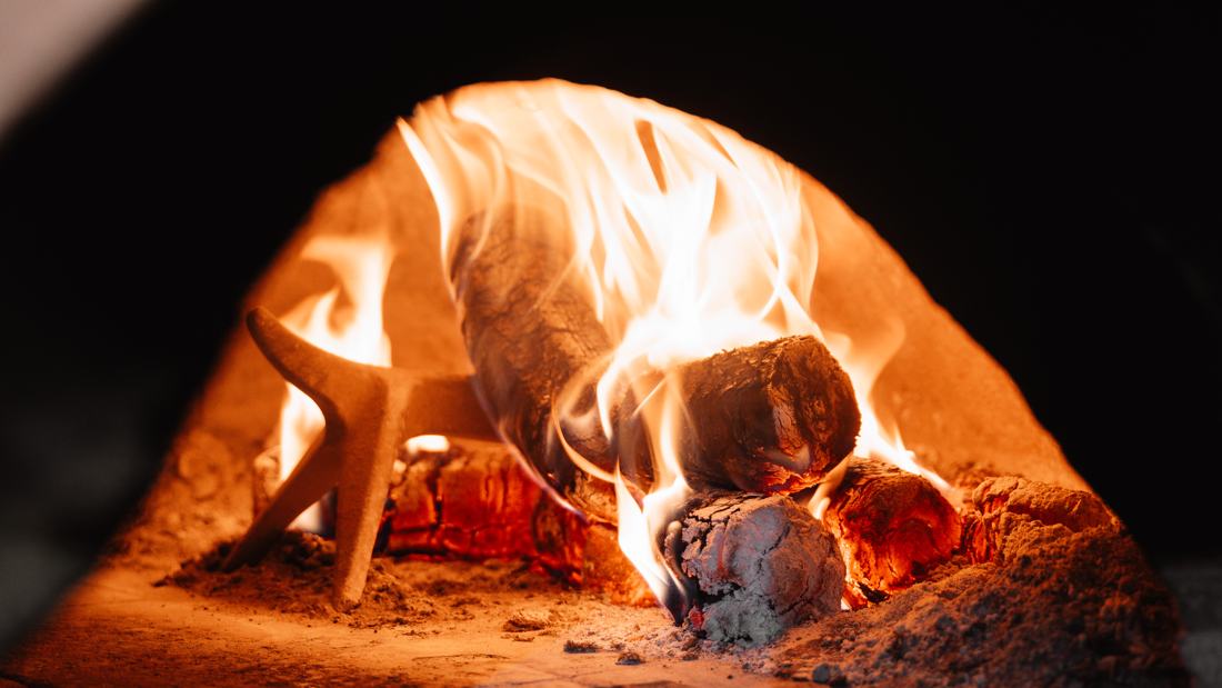 Il fuoco acceso nel nostro forno a legna