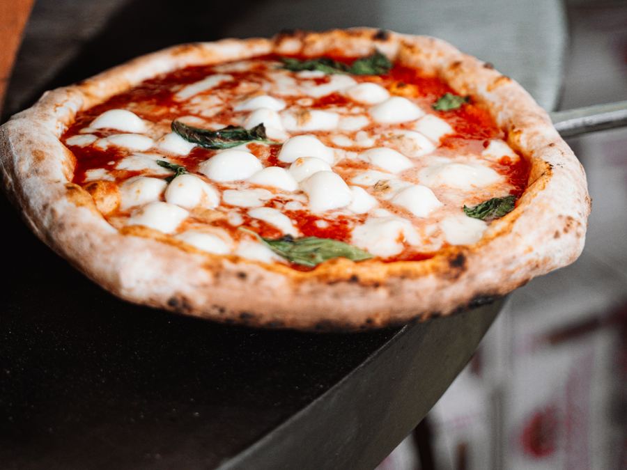 Una pizza Bufala appena sfornata dal forno